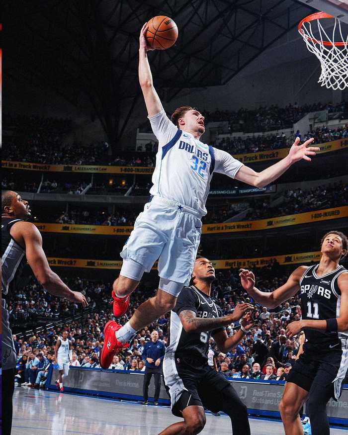 弗拉格创纪录，成乔丹后首位连续4场30+5新秀