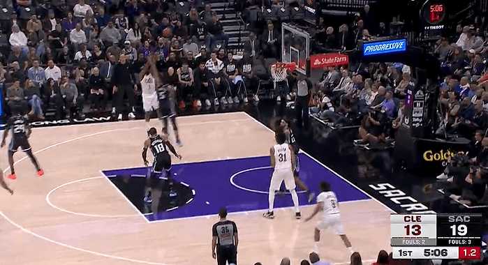 首分还没来！哈登压哨中距离不进，目前3投0中