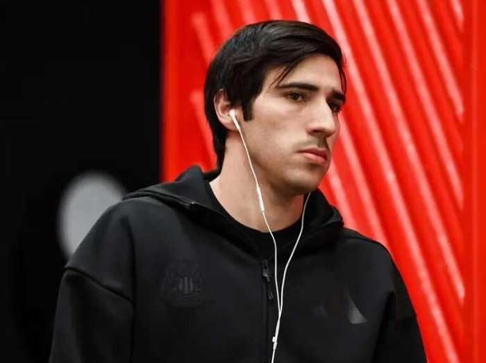 曼联今夏重组中场，托纳利成重点引援目标