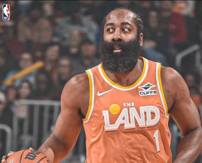 哈登全场18投8中，三分7中4得到20分2篮板4助攻3失误