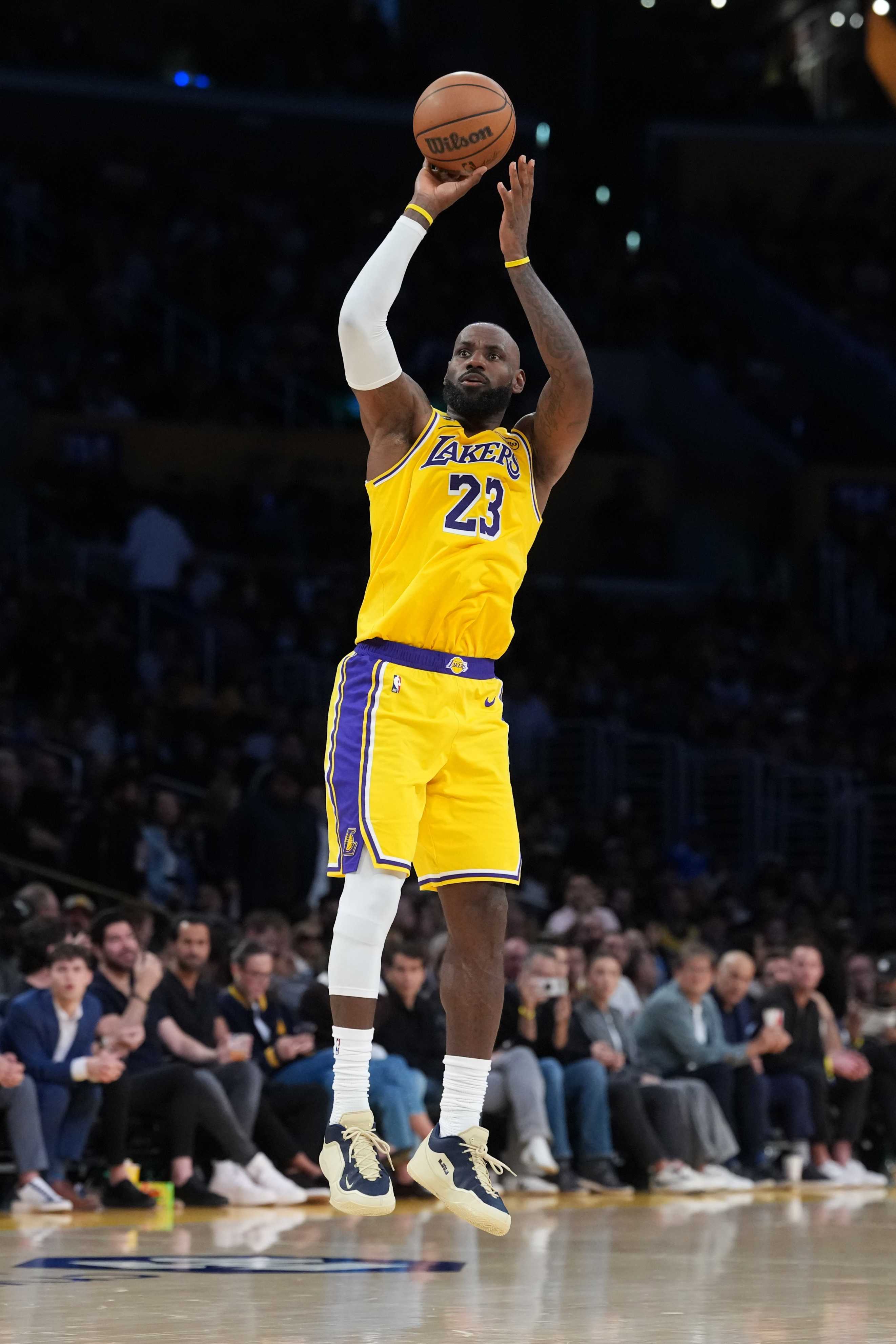 詹姆斯爆发创纪录，湖人新援也大放异彩，三巨头越打越默契