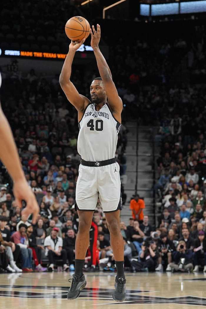 外线火力凶猛！马刺上半场三分24中13 巴恩斯+尚帕尼合计9中7